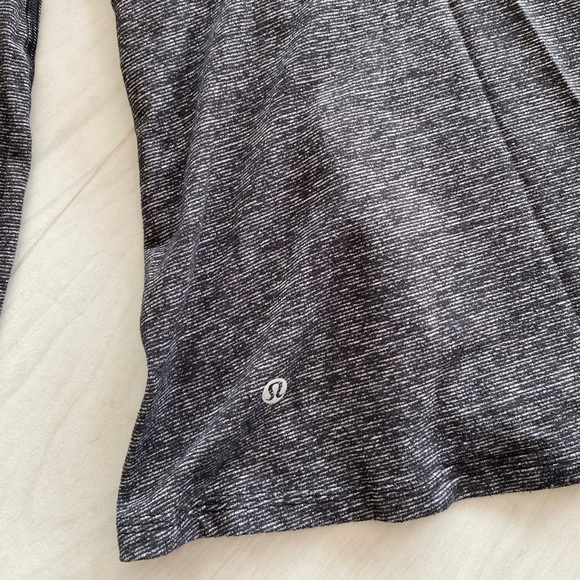 Lululemon half zip pullover sweater. Black/gray Very comfortable! Size 6! - Picture 6 of 9